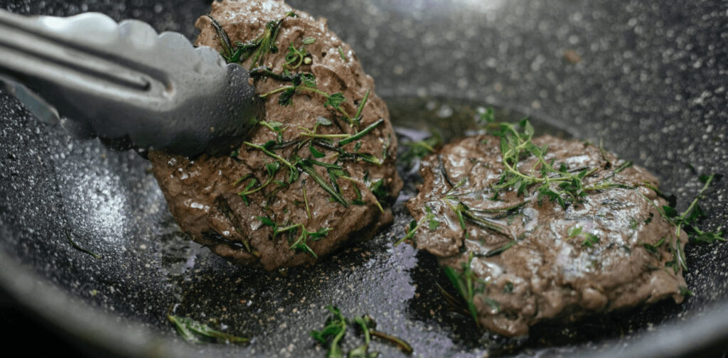 冷凍肉をそのままフライパンでおいしく調理する方法