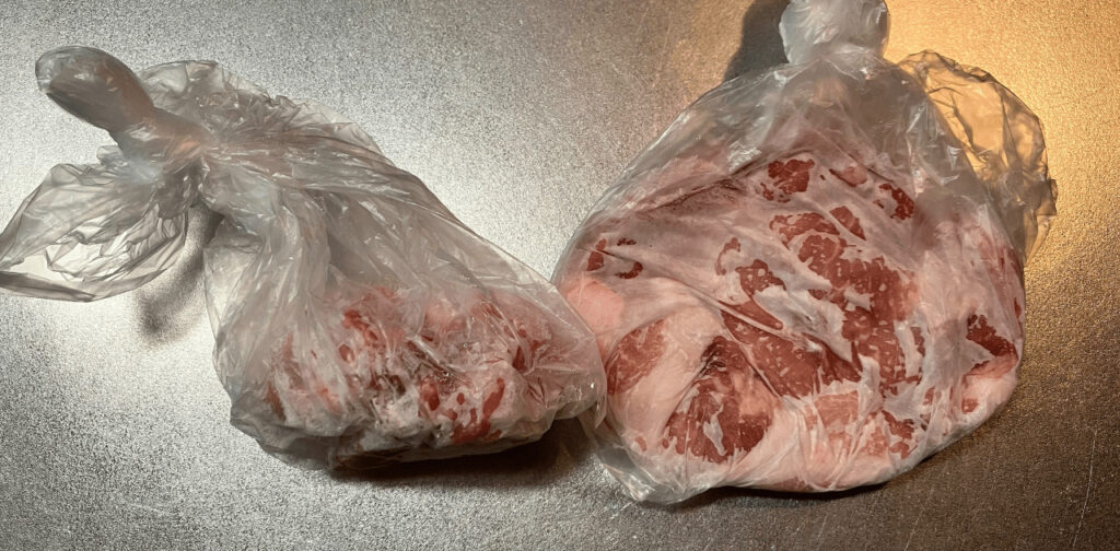 冷凍肉を用意（かたまり、平ら）
