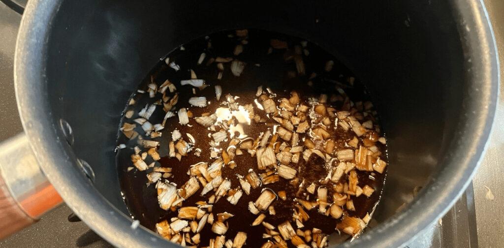 長ネギ・醤油・みりん・酢を小さめの鍋に入れて煮立てる